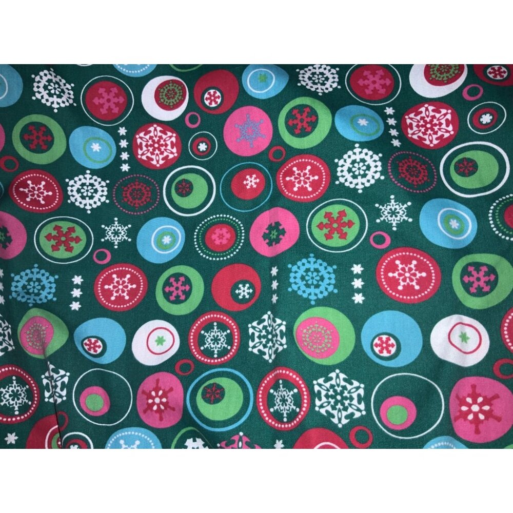 SB Scrubs Nurse Scrub Top Christmas Winter Snowflake Classic Emerald Size Small